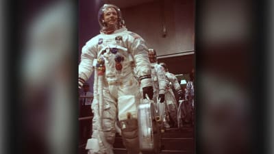 Astros unveil new astronaut sculpture at Minute Maid Park in Houston