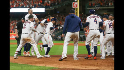 Altuve's walk-off HR caps 6-run rally in ninth as Astros shock