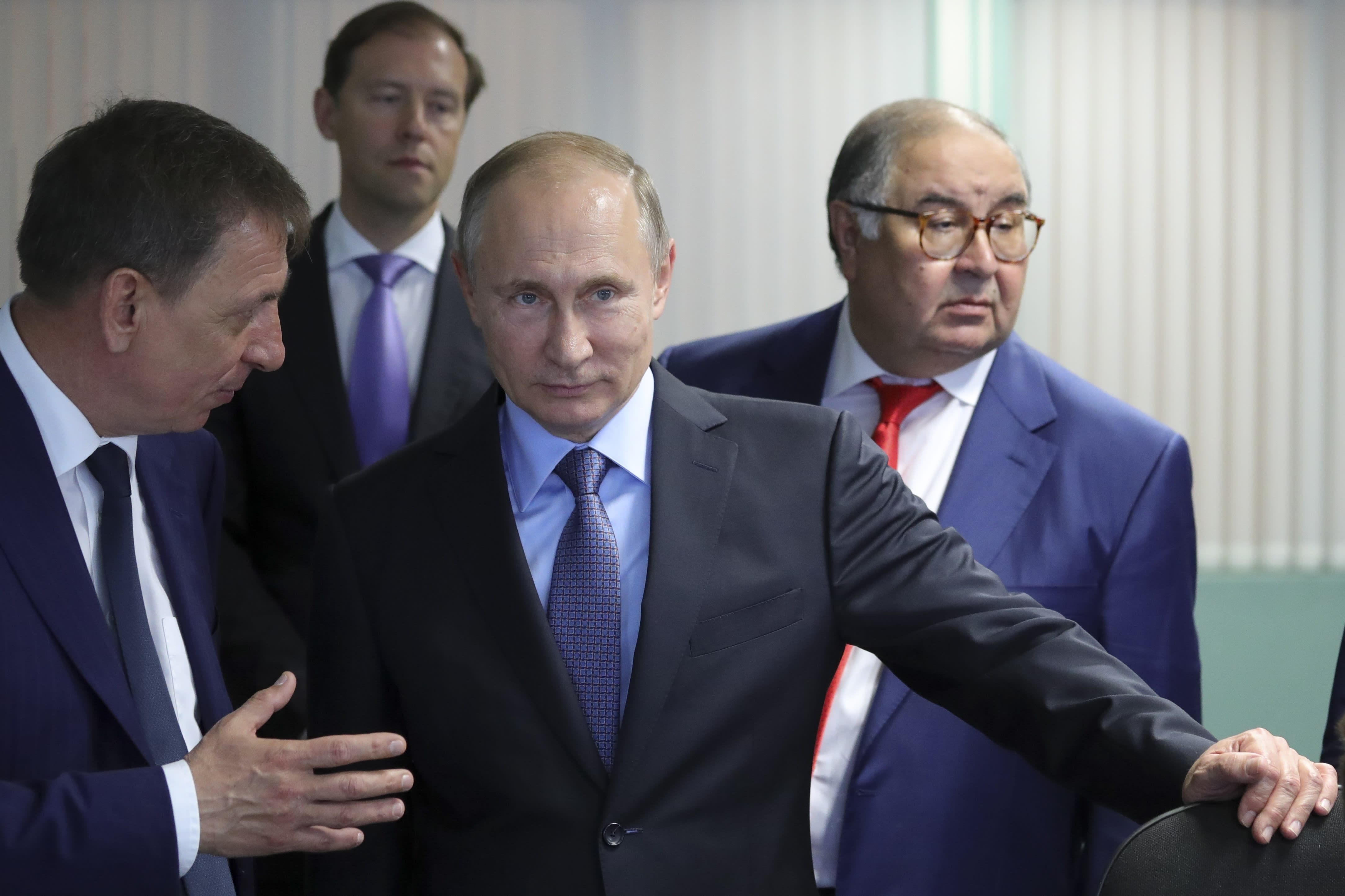 Russian President Vladimir Putin outlaws the spread of 'fake ...