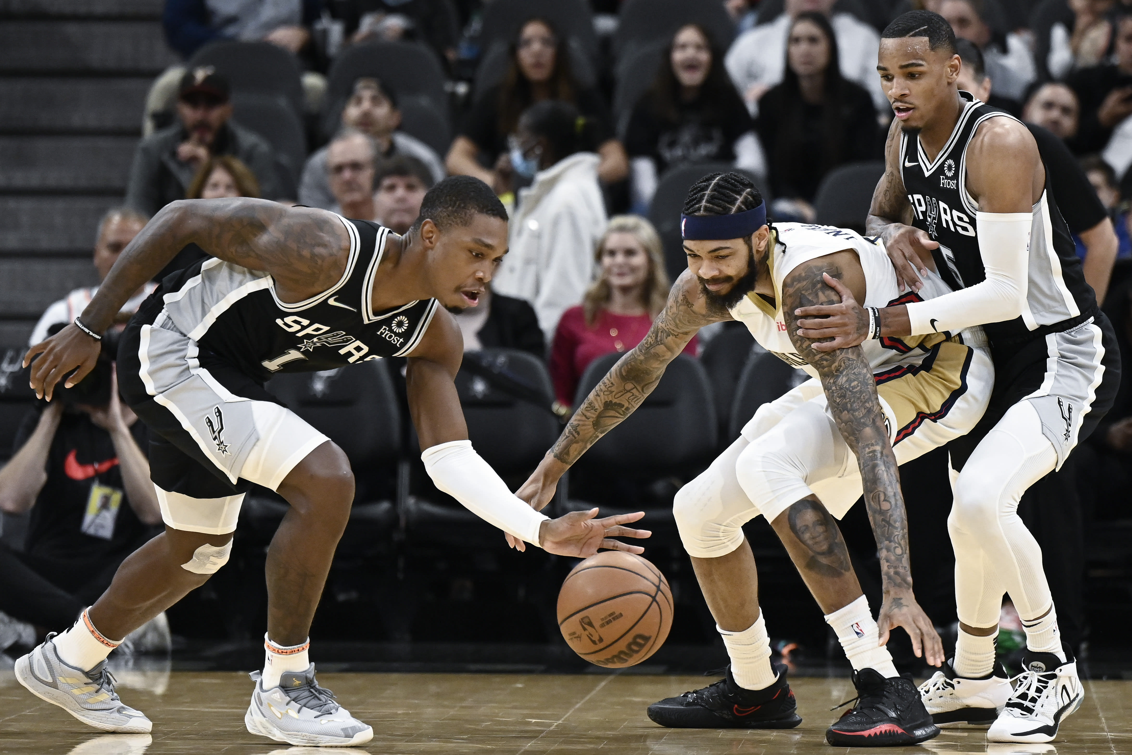 Poeltl's double-double helps Spurs defeat Pelicans, 112-97