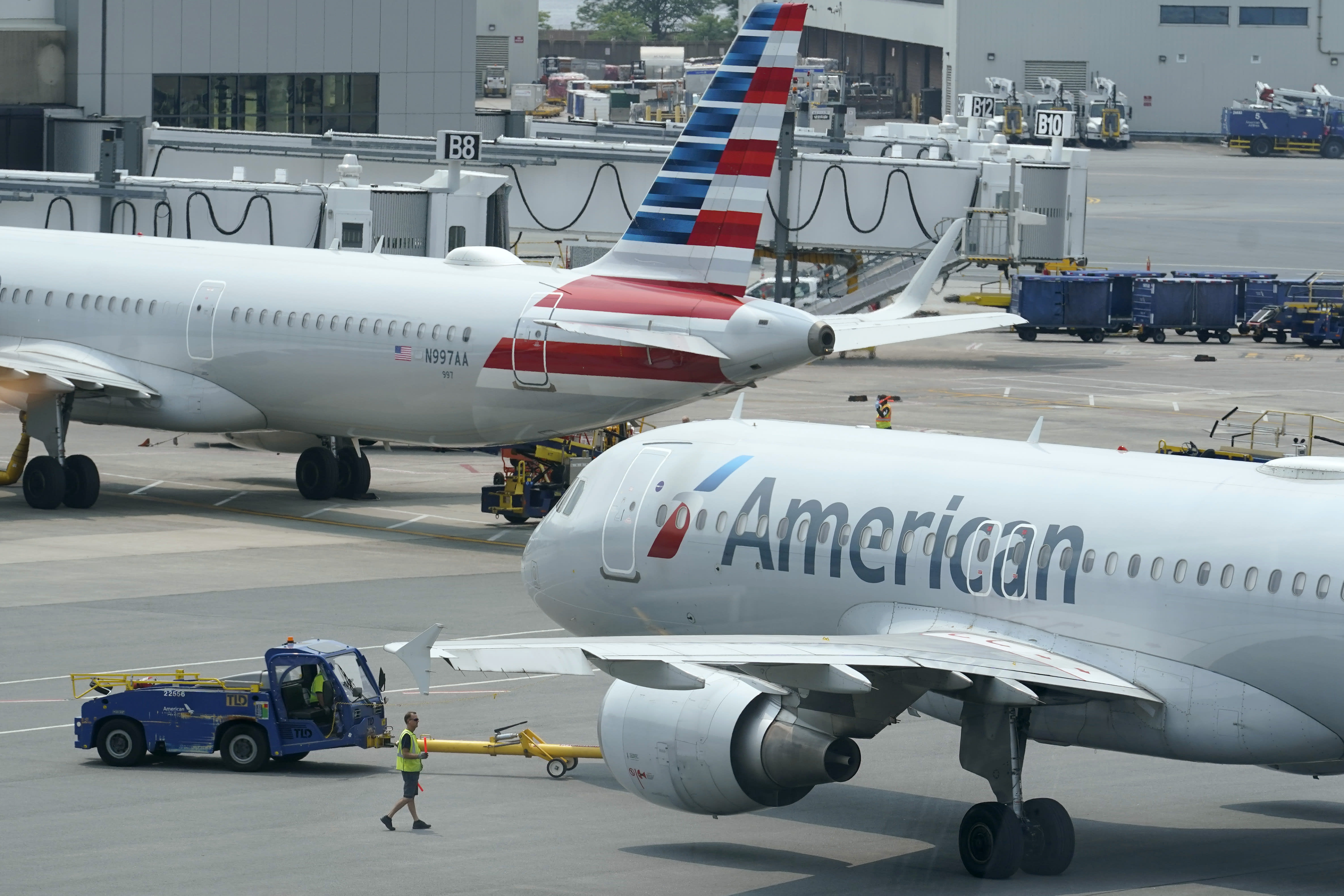 Omicron surge: More than 900 flights canceled in the US as COVID-19 on Christmas day