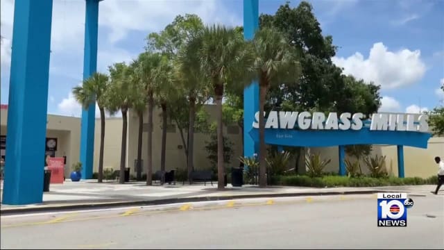 Father claims man recorded daughter niece in Sawgrass Mills Mall fitting room