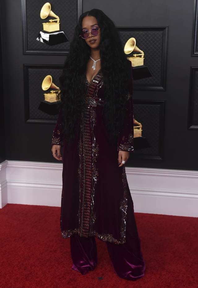 Fashionable Grammys: Doja Cat, Dua Lipa, Harry Styles' boas