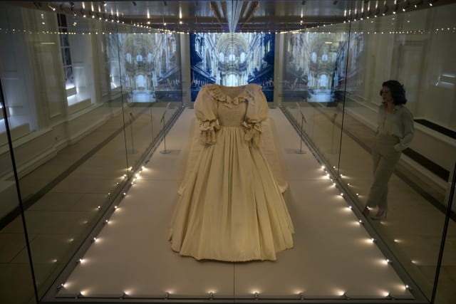 princess diana's wedding dress display 1981 David and Elizabeth Emanuel, Princess Diana's Wedding Dress
