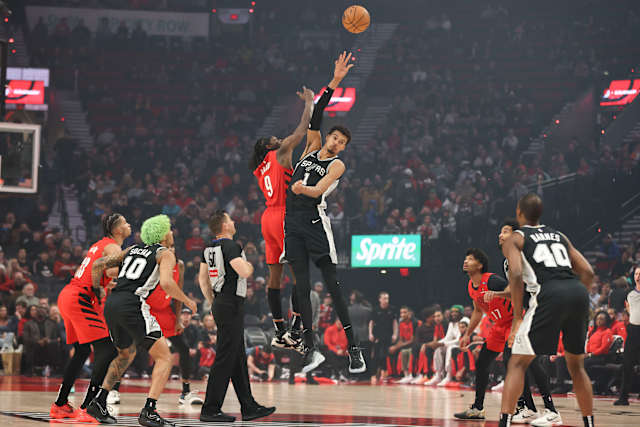 Wembanyama makes 2 free throws with 2.1 seconds left in Spurs' 118 