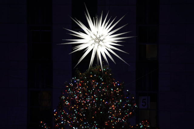 Christmas Tree Lighting Lenox Square 2022 Rockin' Around The Christmas Tree: Rockefeller Tree Lit Up