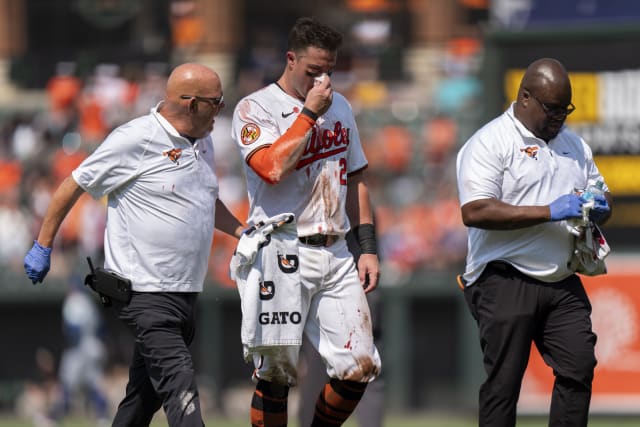 【激レア】00s MLB ブレーブス G-III 公式 ナイロンジャケット Orioles catcher James McCann shrugs off fastball to face, stays in