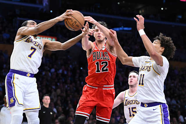 LeBron James' return from injury spoiled by Bulls' phenomenal effort in 146-115 win over Lakers