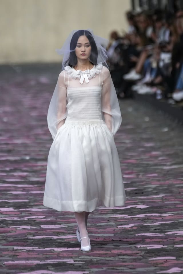 Chanel couture makes a subdued ode to Parisian elegance in fall-winter collection Chanel couture makes a subdued ode to Parisian elegance in fall-winter collection