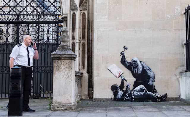 Banksy : Une Nouvelle œuvre Retirée Du Royal Courts Of Justice A Londres