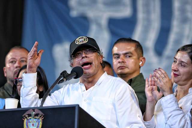 Petro firma nueva ley laboral: estos serán los cambios para los trabajadores en Colombia – WPLG Local 10