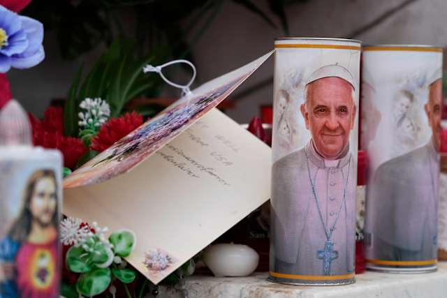 El papa durmió bien y desayunó tras diagnóstico de neumonía en ambos pulmones, dice el Vaticano