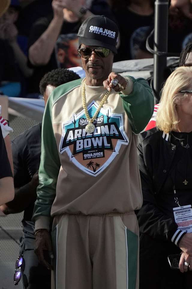 Snoop's game: Snoop Dogg thrills the crowd in the bowl that bears