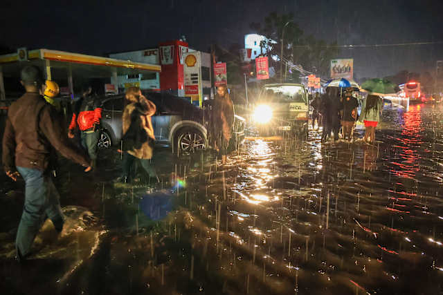 At least 25 ᴅᴇᴀᴅ in Kenya after heavy rain brings flash floods and flight disruption to Nairobi