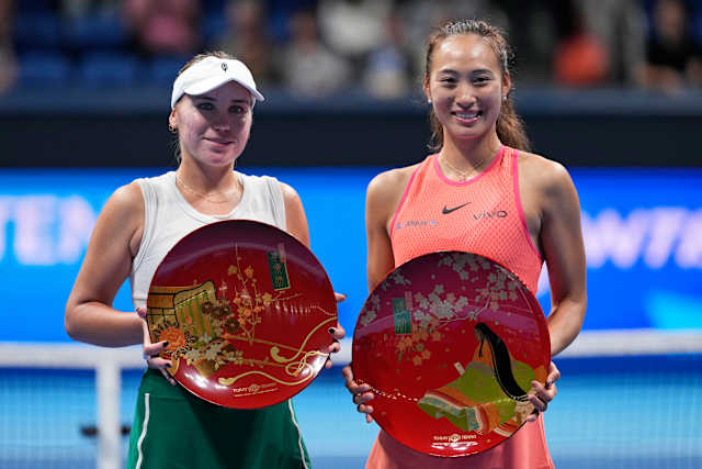 Qinwen Zheng defeats wild card Sophia Kenin to win in Tokyo and