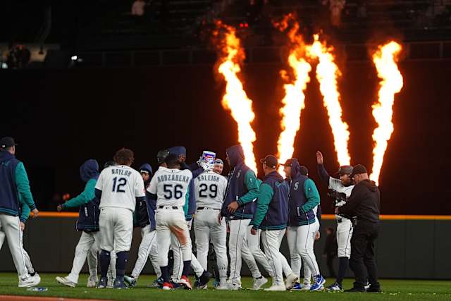 Scuffling 2025 AL MVP runner-up Cal Raleigh comes off the bench to help Mariners beat Yankees