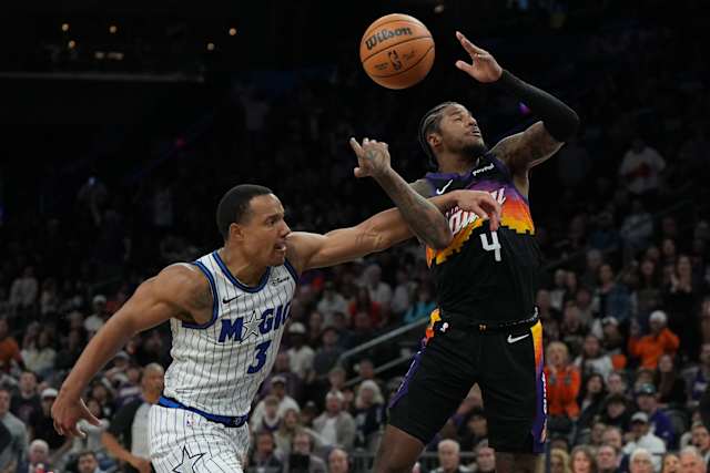 Green shakes off rough night with 3 at buzzer, Suns edge Magic 113