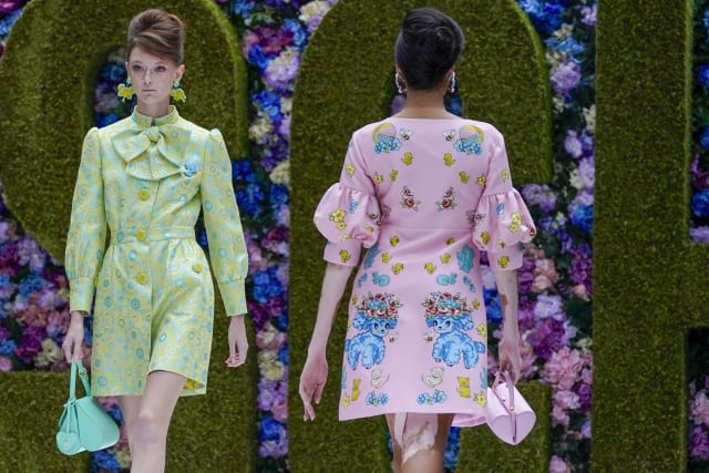 archive MOSCHINO レースカットソー フェアリーグランジ sinv Puppies, giraffes and bears — Oh My! — on Moschino runway