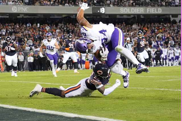Caleb Williams scores opening TD vs Vikings