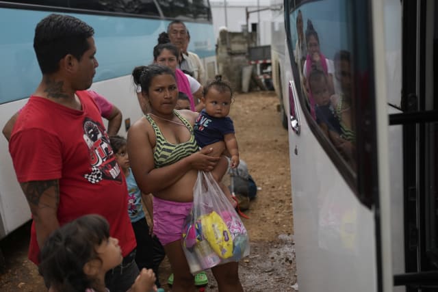 Migrantes esperan abordar un autobs hacia la frontera entre Panam y Costa Rica en un campamento temporal despus de haber cruzado el Tapn del Darin desde Colombia en Lajas Blancas, Panam, el jueves 27 de junio de 2024. (Foto AP/Matas Delacroix)