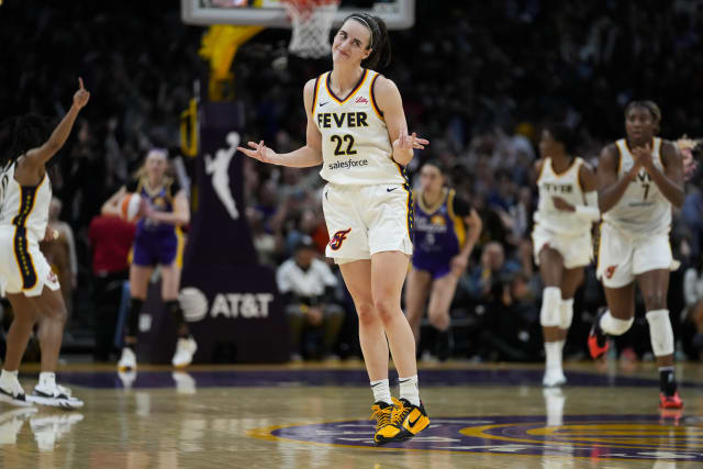 Caitlin Clark và Indiana Fever giành chiến thắng trong trận đầu tiên của mùa giải, đánh bại LA Sparks với tỷ số 78-73 trước 19.103 khán giả