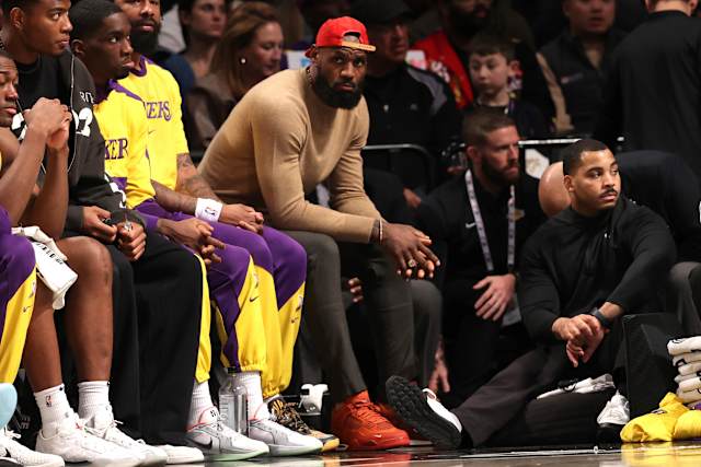Luka, Lakers frustrated with officiating and themselves in a rough first  game without LeBron James