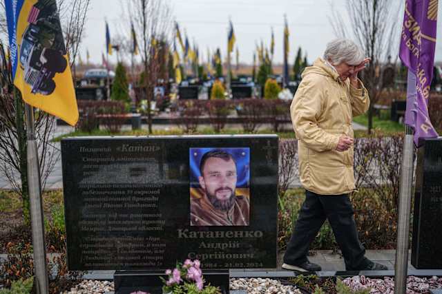 Ukraine peace plan darkens the mood across a war-torn nation