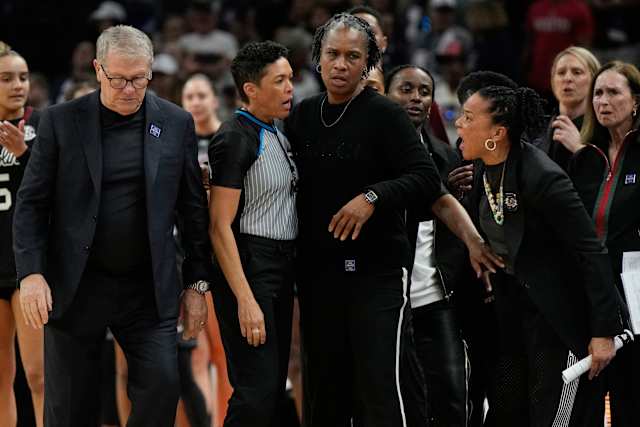 Geno Auriemma apologizes for tense exchange with Dawn Staley after