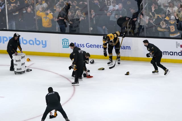 hat trick help Bruins beat Flyers 