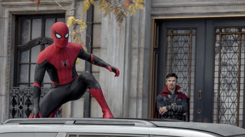 Esta imagen publicada por Sony Pictures muestra a Tom Holland, a la izquierda, y Benedict Cumberbatch en "Spider-Man: No Way Home" de Columbia Pictures.  (Sony Pictures vía AP)