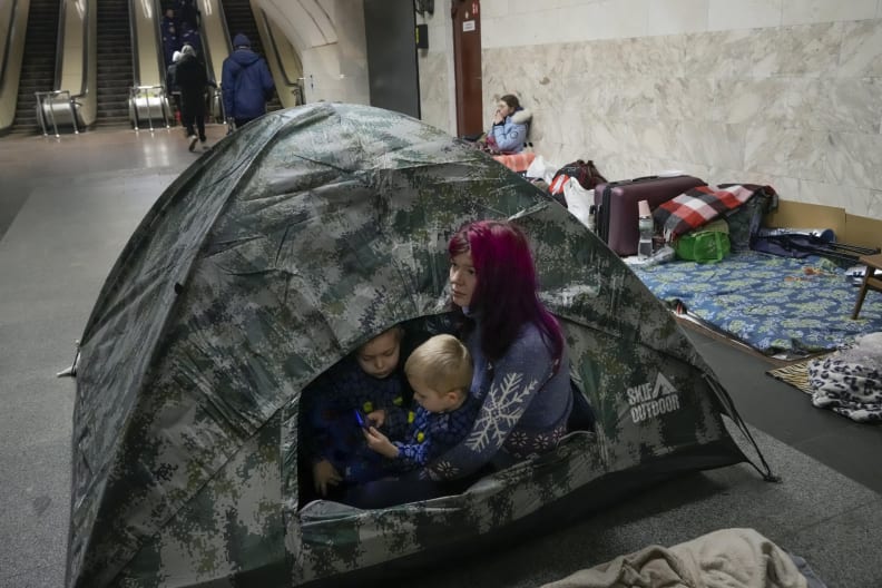 Una mujer y sus hijos se sientan en una tienda de campaña en el metro de Kiev, usándolo como refugio antibombas en Kiev, Ucrania, el miércoles 2 de marzo de 2022. (Foto AP/Efrem Lukatsky)