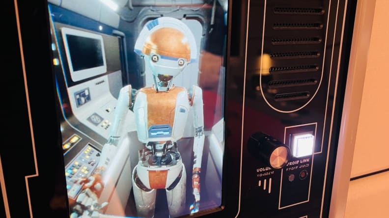 D3-09 in room on Star Wars: Galactic Starcruiser