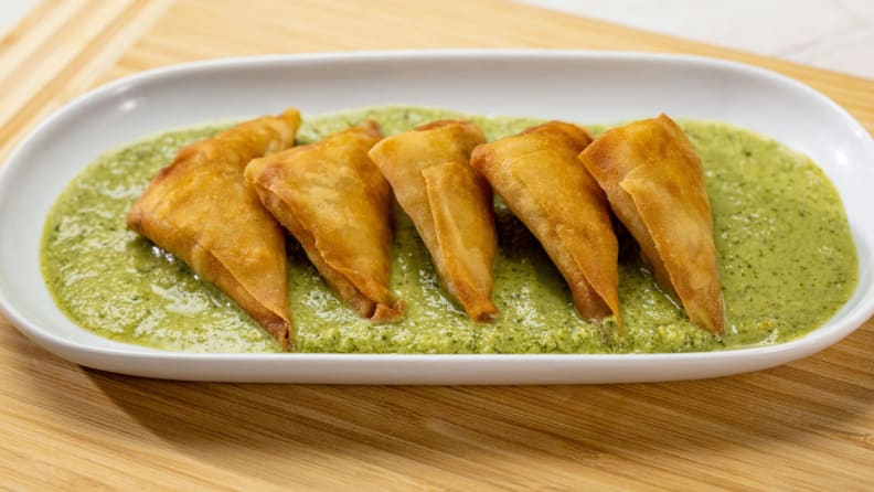 Samosas veganas de patata, guisantes y zanahoria, servidas con chutney verde