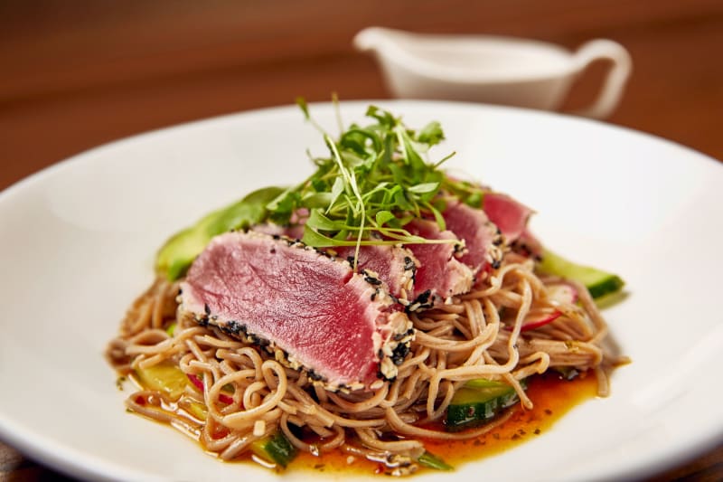 Tazón de fideos de atún frío