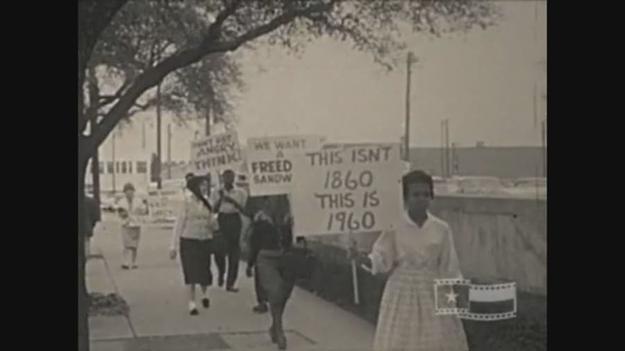 In 1960 outside Houston City Hall, demonstrators held signs calling for an end to desegregation. 