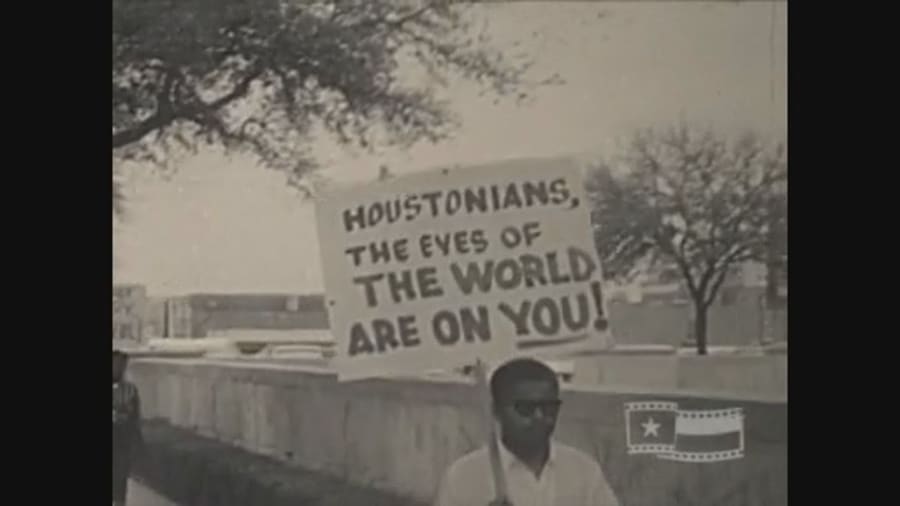 In 1960 outside Houston City Hall, demonstrators held signs calling for an end to desegregation. 