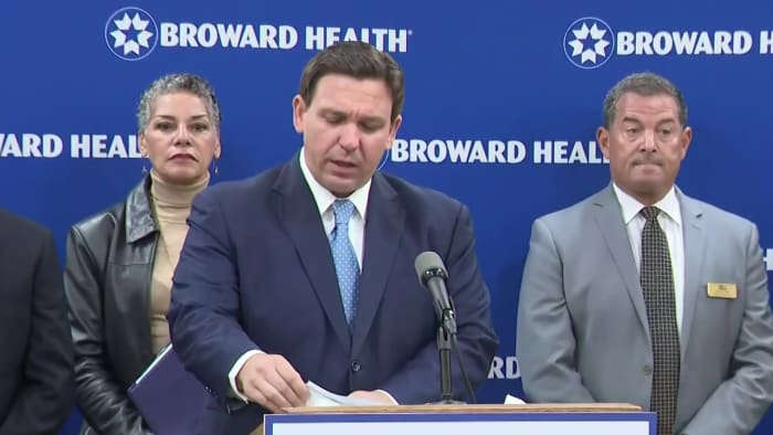 Featured image of post Florida governor calls on feds for more COVID antibody doses