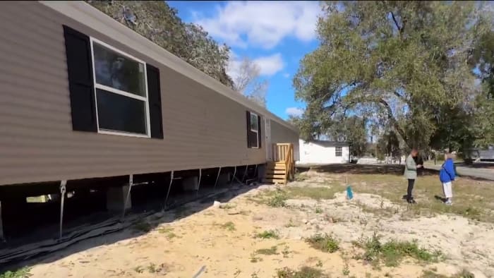Florida family displaced after Hurricane Ian experiences delays getting new home