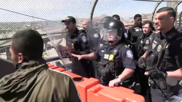 VIDEO: Border authorities in El Paso fend off large groups of migrants ...