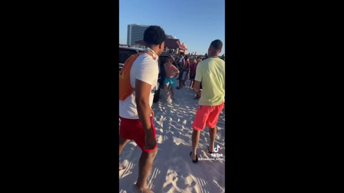 Viral video shows Florida spring breakers helping handcuffed man escape from police cruiser
