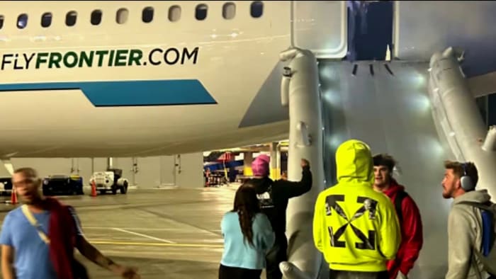 Passenger recounts evacuation of Orlando-bound Frontier flight