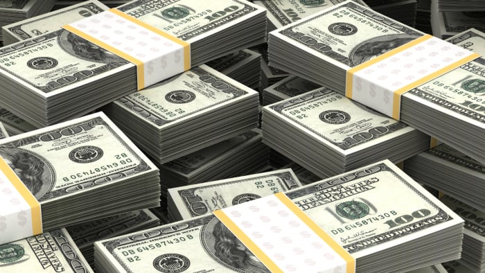 Oregon man drains bank account, throws nearly $200K in cash on highway