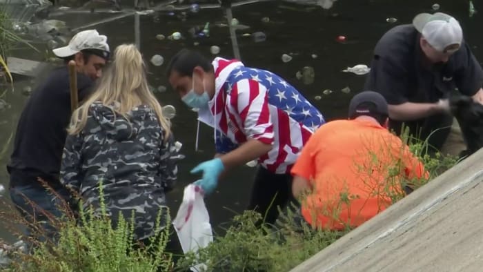 Volunteers hold ditch cleanup in southwest Houston - Vimarsana News