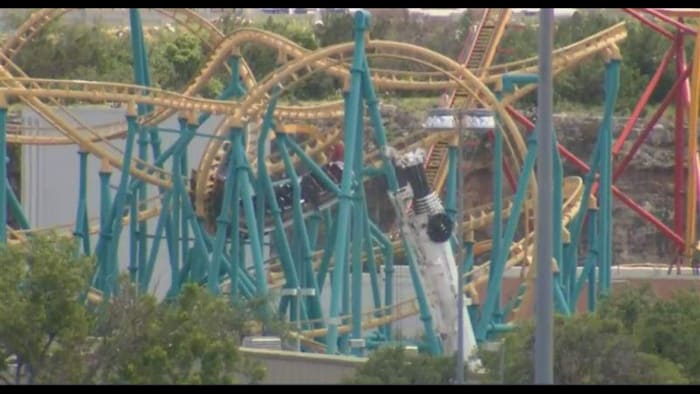 Six Flags ride abruptly stops, leaves passengers stranded in the air
