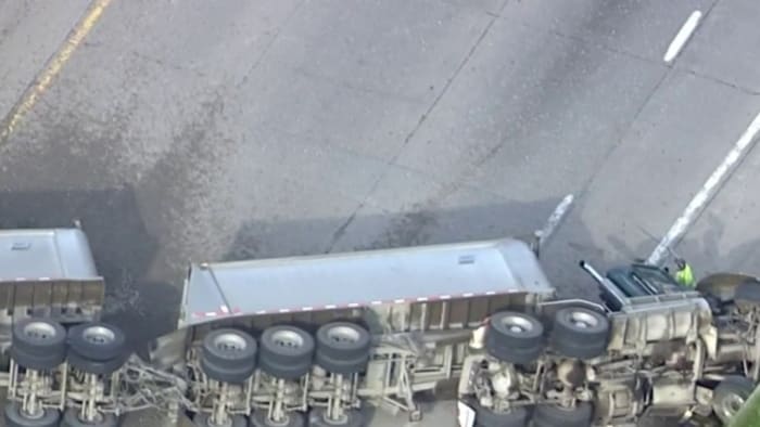 Semi truck rollover closes NB Lodge Freeway at Livernois Avenue in Detroit