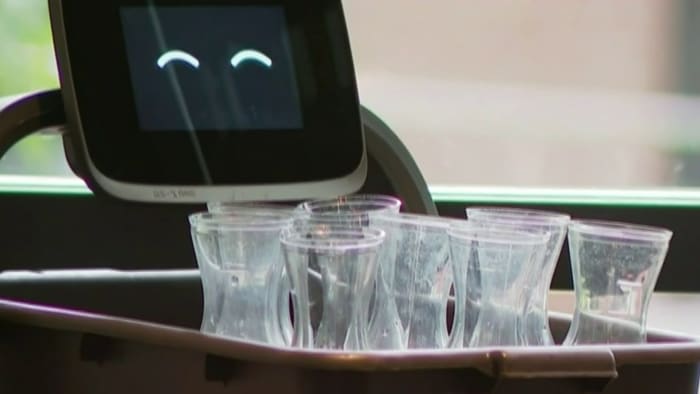 Tech Time: Serving robot helps out at Denver restaurant