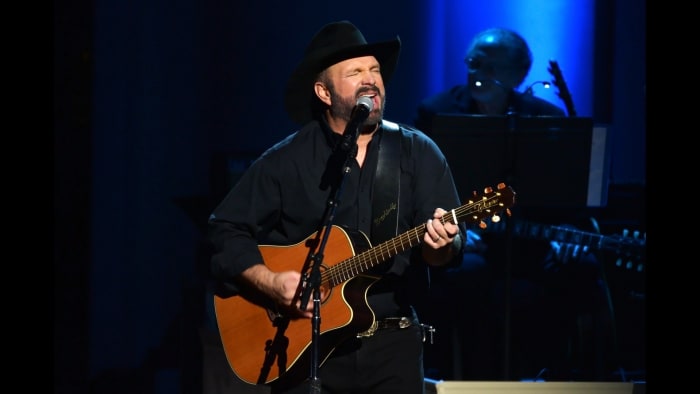 Garth Brooks lived out his baseball dreams with a Cardinals jersey