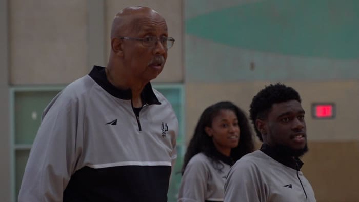 Nevil Shed leitet das lokale Kontingent von Trainern, die das Sommer-Basketballcamp der Spurs leiten