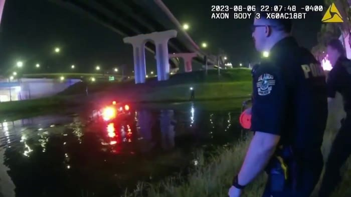 Orlando police rescue driver after car crashes into retention pond