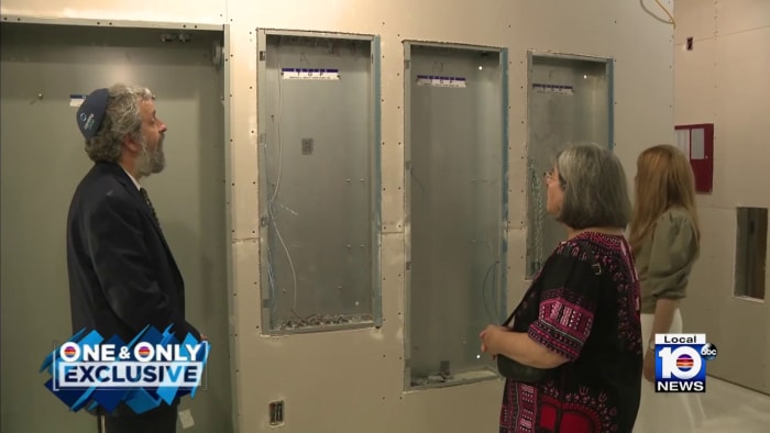 Miami-Dade mayor visits site of vandalized synagogue